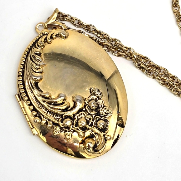 Vintage Oval Elegant Gold Floral Locket Necklace 24 Inch - Picture 1 of 7